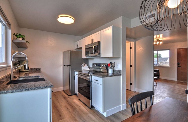 Contemporary 2-BR Townhome w/Free Wifi, Pet Friendly