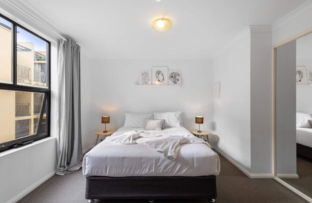 Contemporary 2-Bedroom Retreat in Northbridge