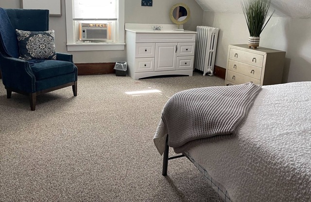 Contemporary 2 bedroom loft in Downtown Bedford
