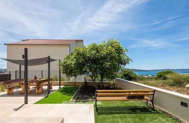 Contemporary Apartment with Terrace and Spacious Garden - Two Bedroom Apartment with Terrace