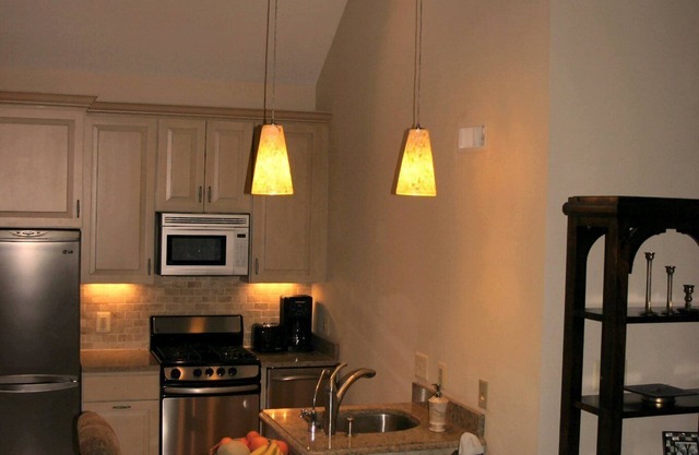 Contemporary colonial cottage, close to dwntown Rockville and metro, accessible.