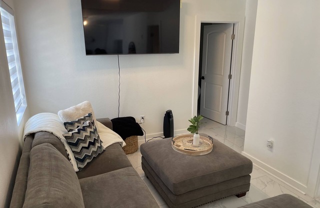 Contemporary - Cozy- 2 BDR House