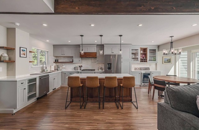 Contemporary Girdwood Getaway