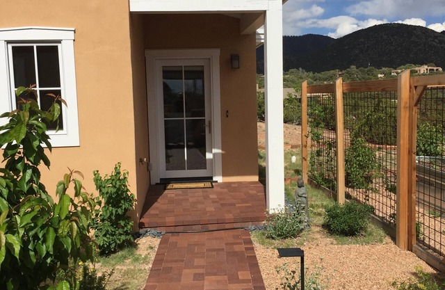 Contemporary Guest House-Close In, Great Views