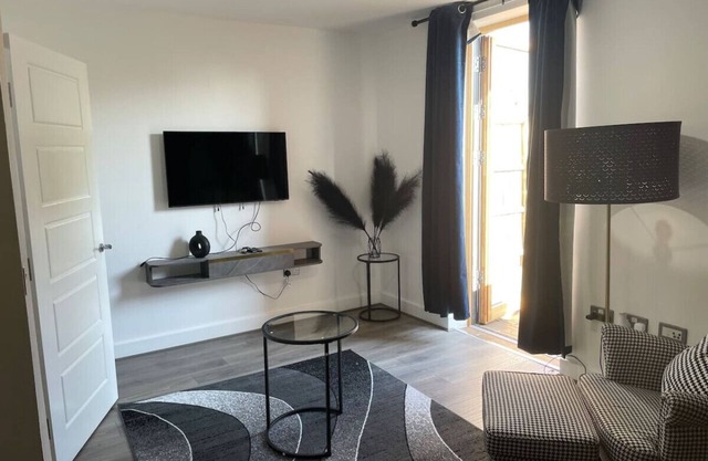 Contemporary Haven: 4-Bed House in Dagenham