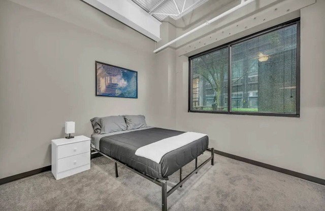 Contemporary Loft Close to Airport Fast Wi-Fi Free Parking