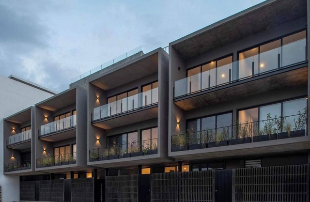 Contemporary New Apartment, 9 minutes walking from the beach. Marina roof views.