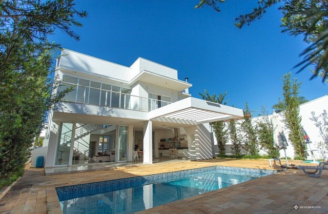 Contemporary style house with 4 suites and 6 bathrooms in gated community