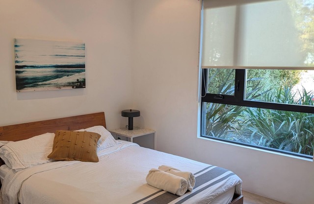 Contemporary suite in Santa Monica with private entrance