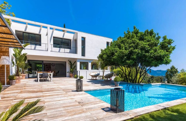 CONTEMPORARY VILLA SEA VIEW ON THE HEIGHTS OF NICE