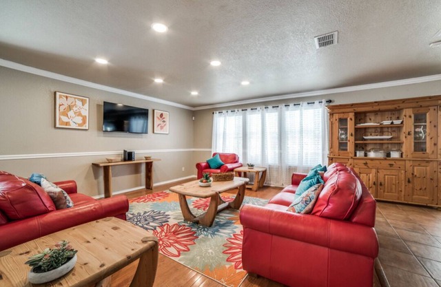 Contractors, Spacious, JBSA- Randolph, Ft. Sam, Pearl, Riverwalknn