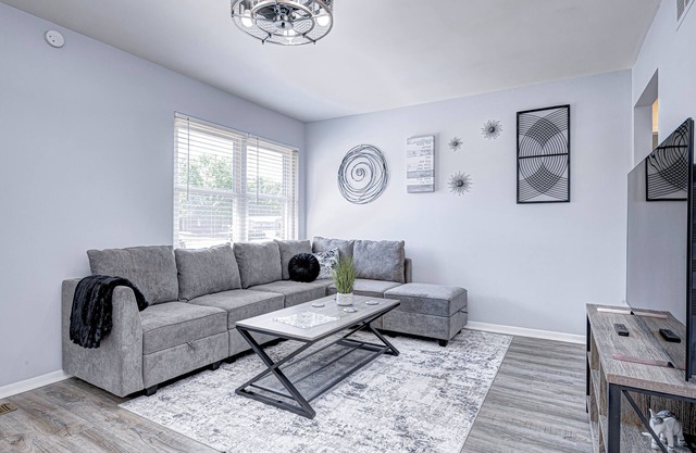 Convenient 2 bedroom with King Bed