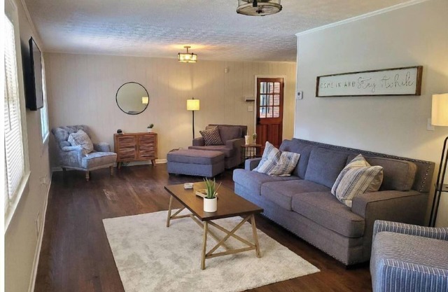 Convenient 3 Bedroom/2 Bath house