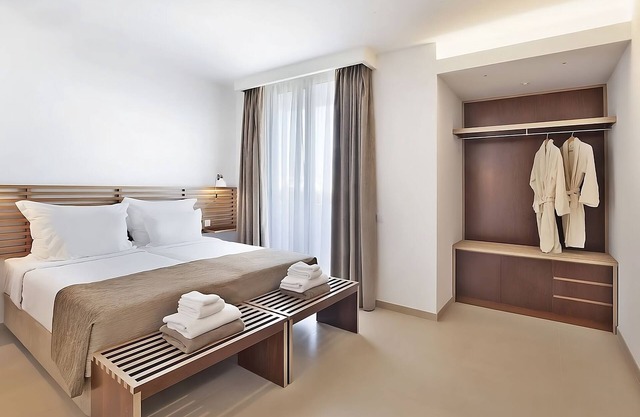 Convenient Stay! Full Kitchen, Private Pool, Free Parking, Beach Access!