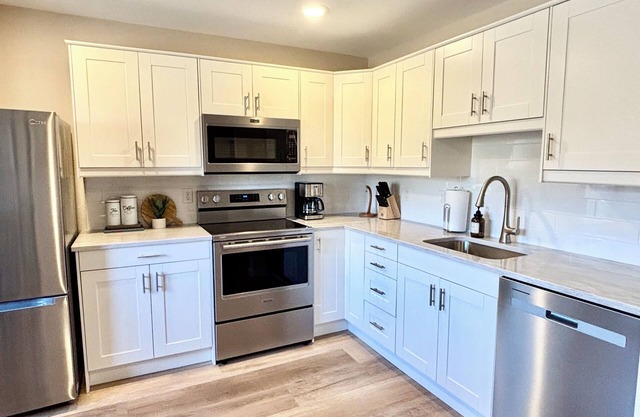 Convenient to the North Shore walk to Lake Superior, centrally located 2 bedroom