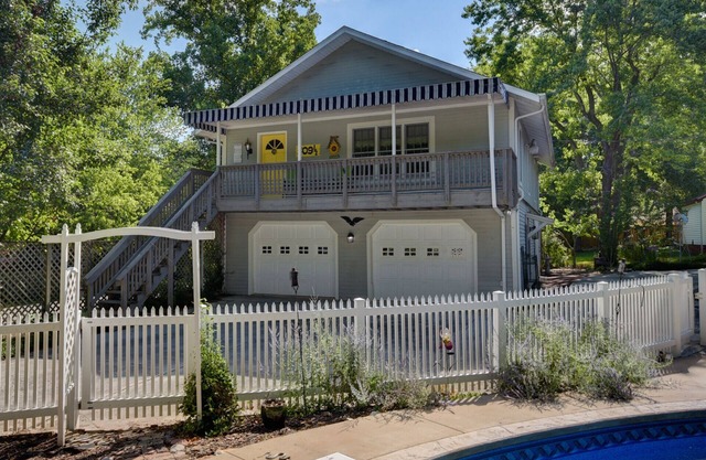 Conveniently located charming carriage house in historic neighborhood.