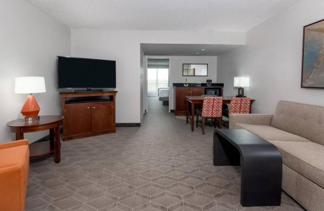 Conveniently Located Near a Variety of Attractions! FREE Parking and Breakfast!