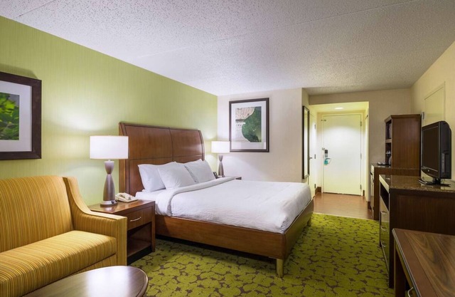 Conveniently Located on I-95 | Minutes to Rutgers University | Unit w/Pool