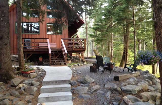 Conveniently Located - Peaceful Chalet w/mountain views, firepit, gas BBQ