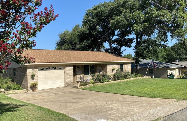 Conveniently located 3 bedroom, 2 bathroom home, 5 minutes from downtown.