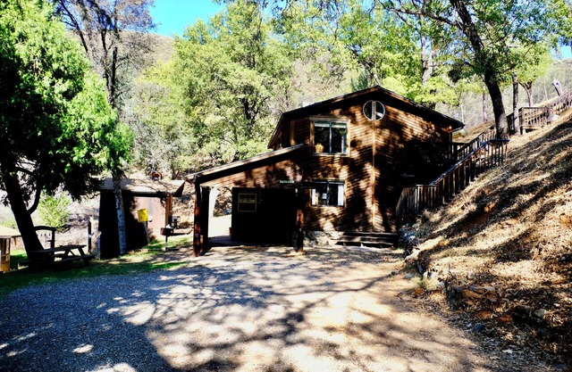 Cool Hippie House off Highway 140 and 27 miles from Yosemite Valley