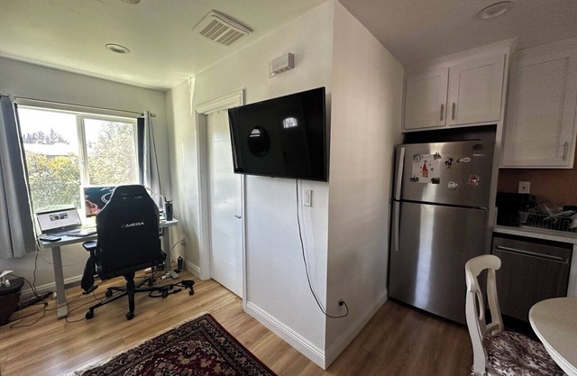 Cool studio with AC in vibrant Los Angeles