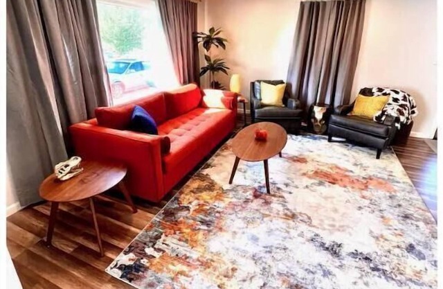 Cool, Trendy house in Dodge City! The Painted Cow