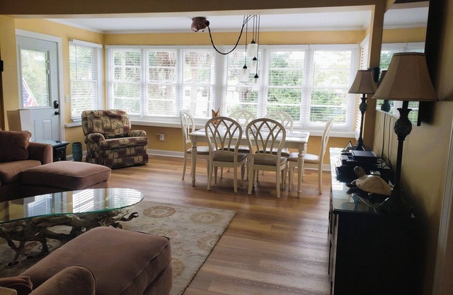 Cooper Flats-Upstairs - 2 blocks to the Beach & to Downtown FB, Extraordinary!