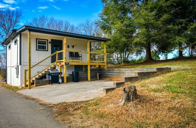 Copper Duck Cottage-Hot tub- 1br/1ba- Wifi, Newly Remodeled!