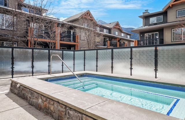 Copperstone 2BR in the Canadian Rockies - Dog-Friendly, Shared Hot Tub