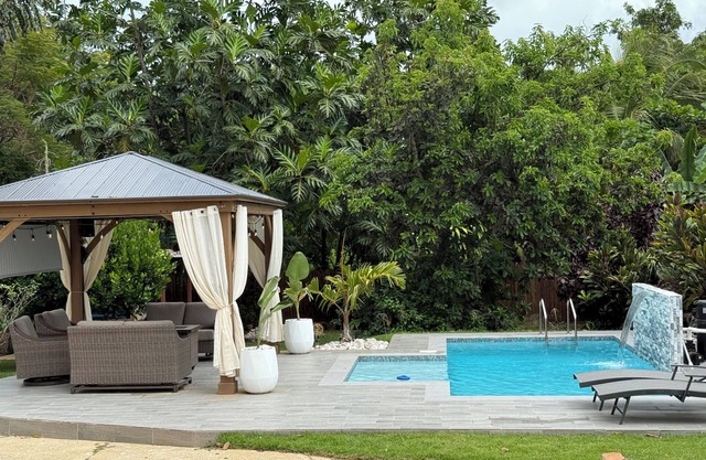 Coqui Town, A Tropical Oasis. 2BR, Solar panels & Pool in Arecibo