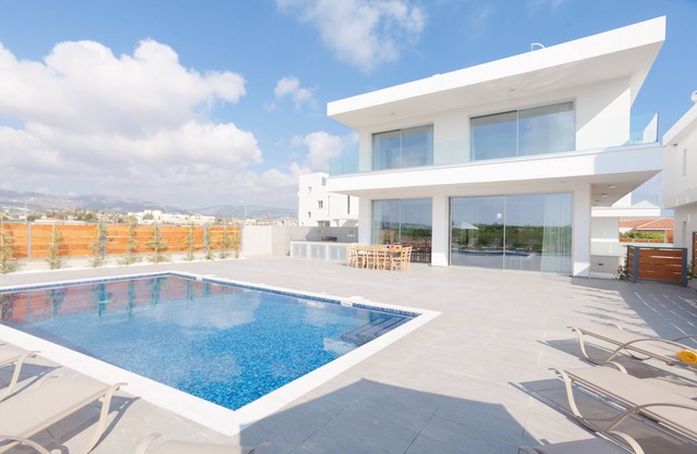 Coral Beach Villa 5 Bedroom 5 Bathroom 200m from Coast 700m from Coralia Beach