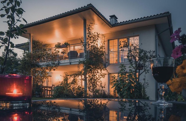 Coraline -Koblach, 6-10 P, 3 Schlafzimmer, Küche, riesige Terrasse, Parkplatz, WiFi, Stellplatz Ski