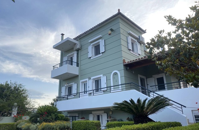 Corinthian Green Villa with beautiful garden near the sea and the city