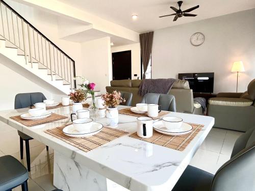 Corner House BBR fit 1-14 Pax near Setia Alam SCCC