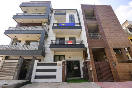 Corporate Stayz - Near Medanta Hospoital