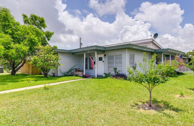 Corpus Christi Home w/Grill, 3 Blocks to Bay!