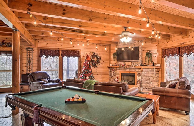 Cosby Cabin w/Hot Tub ~ 18 Mi to Gatlinburg!