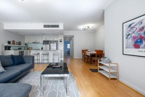 Cosy 2-Bed in Redfern with Terrace & Parking