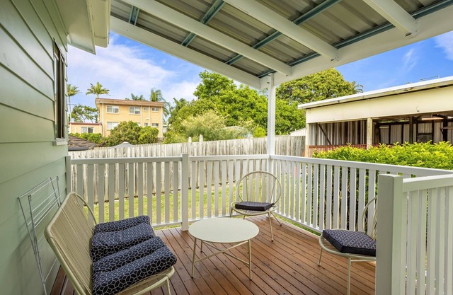 Cosy 2-Bed with Private Deck, 400m From Beach