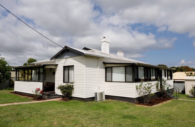 Cosy 3-Bed Home with Fireplace & Outdoor BBQ