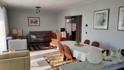 Cosy 3 bedroom apartment near the beach T112