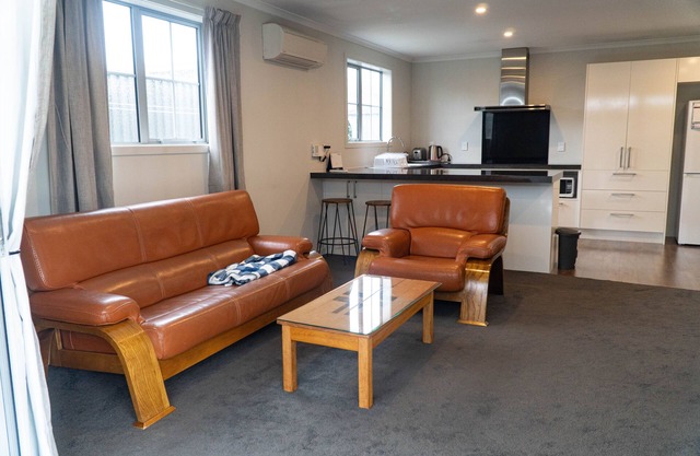 Cosy 3-bedroom Cottage with short walk to the lake