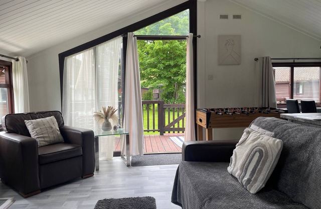 Cosy 3 Bedroom Wooden Lodge in South Cerney