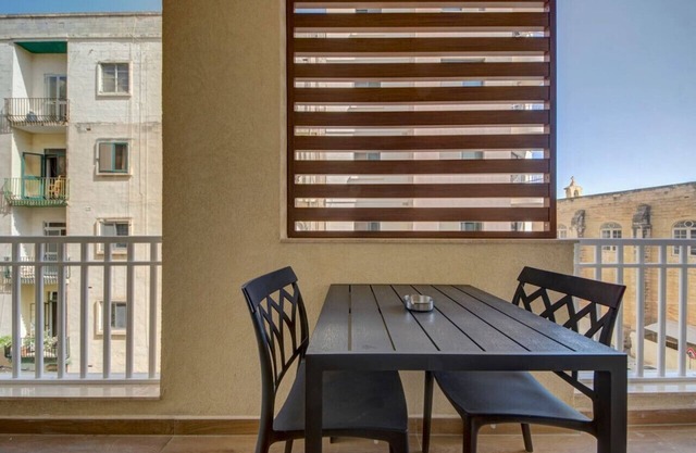 Cosy 3BR home with Private Terrace in Sliema