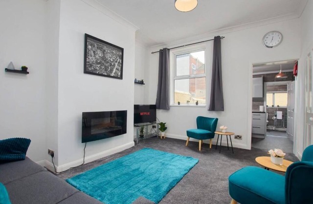Cosy 4-Bedroom House with Free Parking