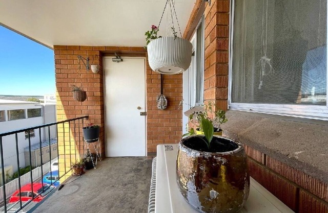 Cosy and retro, top floor with stairs, 2 bedroom apartment with a king bed.