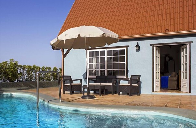 Cosy and rustic farm house with pool, views, fresh and eggs.