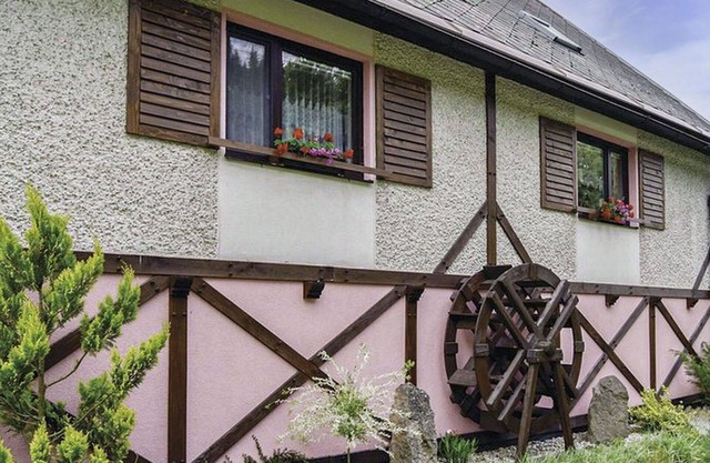 Cosy apartment in villa for 18 guests with pool, WIFI, TV, patio, pets allowed and parking