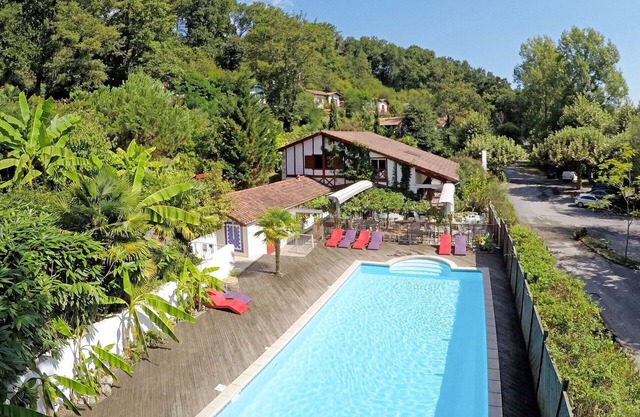 Cosy apartment for 4 guests with WIFI, pool, TV, terrace and pets allowed
